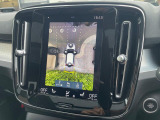 【360&deg;ビューカメラ】4台の高解像度カメラで360度の鳥瞰図を表示。隣の車や壁、死角にある障害物などを画面で確認できるため、狭いスペースでの駐車・出入りも安心です。