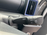 操作しやすい位置に配置されたウインカーレバーで、安全な車線変更をサポートします。直感的な操作で、スムーズな運転が可能です。