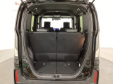 開口部も広く荷物の積み下ろしもしやすいお車となっております。シートの背もたれは5:5の割合で背もたれを可倒でき、前後のシートスライドもできるので荷室をひろげることができます。