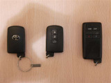 中古車としてスマートキーが2個あるのは重要なチェックポイント!おまけに&rdquo;エンジンスタータ&rdquo;付き!自宅からこれを使えば、駐車場の車に乗る頃には車内を快適な温度にしておくこともできます。