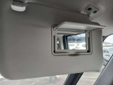 運転席にはバニティミラー付き