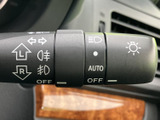 レバー上の表示が見やすく、灯火類に関わる項目を確認しやすい設計です。必要な機能が手元にまとまり、状況に応じて操作内容を把握しやすくなっています。