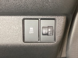 ハンドルの右側にはヘットライトリベライザーとVSA(ABS+TCS+横滑り抑制)の解除スイッチがついています。ヘッドライトリベライザーは道路状況や積荷の加重に応じてライトの高さを調節できます。