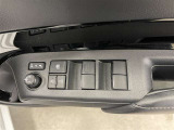 パワーウィンドウスイッチで運転席から全席の窓の開閉ができます♪
