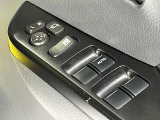 【電動格納ミラー】サイドミラーは電動格納式となっており、狭い駐車場でもキズがつくリスクを抑えられます。