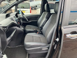 前席からはフロントまわりを見渡しやすく、運転席と助手席の間にもゆとりを感じます。シートと足元の配置がまとまり、毎日の移動でも乗員が過ごしやすい空間です。