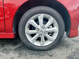 【純正アルミホイール】純正設計ならではの美しいデザインと精密な仕上げで、車両全体のスタイリングを引き立てます。