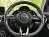 握りやすい形状で、運転操作を快適にします。操作しやすい位置に配置されたスイッチ類で、運転中でも直感的に操作が可能。
