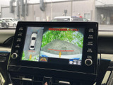 後方の様子に加えて車両周辺の状況も画面で確認でき、駐車時や狭い場所での切り返しをサポート。周囲への注意を促す表示もあり、日常の駐車に便利です。