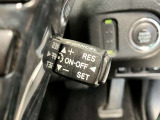 高速道路で便利な【クルーズコントロール】も装着済み。アクセルを離しても一定速度で走行ができる装備です。加速減速もスイッチ操作でOKです。