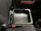 【シートアンダーボックス】助手席下には持ち運び可能な収納ボックスが装備されています。車検証ケースや靴などが収納できます。