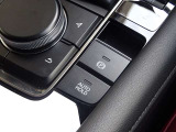 【オートブレーキホールド】停車中にブレーキペダルから足を放しても、ブレーキを自動的に制御して、車両の停車状態を保持する機能です。信号待ちなどの停車時に運転者の負担を軽減します。