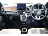 操作性に優れた運転席となります!小物入れや各ボタンの配置にこだわり、使いやすいです!座り心地もよく視認性も良好なのでロングドライブもお任せ下さい!