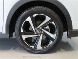 純正のアルミホイール装着車です。タイヤサイズは195/60R17です。