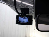 交通事故処理の迅速化等、運転中の「万が一」を記録してくれ、もしもの時も心強いドライブレコーダーを装備しています。