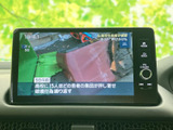停車中にテレビや動画を楽しめるTV画面。休憩時間などにリラックスできます。家族や友人と快適な空間を共有できます。