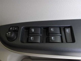 パワーウィンドウスイッチで運転席から全席の窓の開閉ができます。
