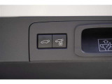 【クローザー】 スイッチを押すと電動でバックドアが閉まります。