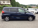 狭い駐車場でも、スライドドアならチャイルドシートへのお子さまの乗降や荷物の積載もスムーズ。