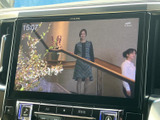 大きな画面で映像コンテンツを楽しめる車内装備です。移動中の同乗者の時間を過ごしやすくし、画面下の操作部と合わせて、日常のお出かけでも活用いただけます。