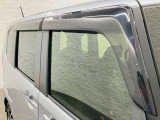 オプションのドアバイザーが装備!!タバコ・ペットなどの臭いが室内にこもるのが嫌な方、換気機能はもちろんのこと降雨時にも少しだけ窓を開けておくことが可能です!