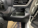 運転席と助手席には、回転式のインパネカップホルダーが装備されています。