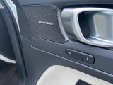 【harman kardon】ハーマンカードンのHi-Fiスペシャリストと共に、モデル別に開発・設計された専用チューニングが臨場感溢れる音響空間を実現しています。