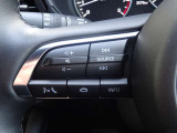 【ステアリングスイッチ】ステアリングスイッチは運転姿勢や視線を崩さずに操作が可能です。左側にはオーディオ類があります。