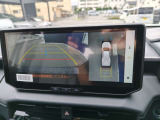 大型の12.3インチディスプレイオーディオや、車両を上から見下ろしたような映像で安全な駐車やオフロード走行をサポートする「パノラミックビューモニター」が標準装備されています。