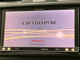 ナビゲーションとオーディオの画面を備え、案内や音楽など車内で使う機能をまとめて操作できます。画面下にもボタンが並び、目的の操作を確認しやすい配置です。