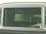 センター部に大きく配置された画面は、運転席からも目に入りやすい位置です。案内やオーディオなどの情報を確認する際にも、視線を向けやすく便利にお使いいただけます。