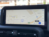 高精細な地図表示で、目的地までの道順をわかりやすく案内。スムーズなナビゲーションで、初めての場所でも安心して運転できます。渋滞情報も確認可能です。