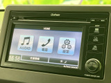 ホーム画面にオーディオや電話、設定の項目が並び、画面から目的の機能を選びやすい構成です。音楽を楽しむときや各種設定を確認するときなど、日々の運転をサポートします。