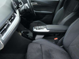 ドライバーだけでなく同乗する全ての人が快適に過ごせるシート。ゆったりと空間と上質なシートが移動の時間を心地よいひとときへと変えてくれます。隣で過ごす人にもBMWならではの上質な時間を届けます。
