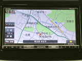 周辺の道路や施設が色分けで表示され、現在地の確認に便利な地図画面です。表示範囲を切り替えながら、目的地までの道順確認にも活用できます。日常のお出かけをサポートします。