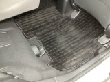 後席の座面をはねあげると、後席のあったスペースがそのまま高さのある荷室空間に!背の高い荷物も横にせずそのまま積み込めます。もちろん左右片方だけのアレンジも可能です。