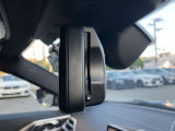 自動防眩機能を備えたルームミラー。ETC車載器を搭載しておりスタイリッシュかつ機能性を兼ね備えております。