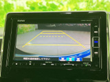後方の様子をモニターで確認しながら駐車でき、画面には進行方向の目安となるガイド線も表示されます。駐車時の周囲確認を助け、日常の車庫入れにも便利です。