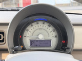 視認性の高いメーターで、運転に必要な情報を的確に把握できます。シンプルなデザインで、運転に集中できる環境です。走行距離も確認できます。