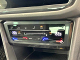 タッチコントロール式3ゾーンフルオートエアコンパネル。運転席、助手席それぞれ独立して温度管理が可能です。花粉やダストを除去するフレッシュエアフィルターも装備され、クリーンな室内環境を保ちます。