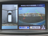 後方の映像に加えて、車両周辺の位置関係やガイド線を画面で確認できます。駐車時や後退時の周囲確認を助け、目視と合わせた安全確認に役立つ便利な装備です。