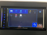【ディスプレイオーディオ】 ラジオの視聴やBluetooth接続による音楽鑑賞やハンズフリー通話、バックアイカメラ表示などの多彩な機能が利用できます。