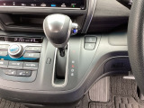 【eコンスイッチ】低燃費運転をサポートするECONモード。スイッチをONすると、エンジンやトランスミッション、A/Cなどを協調制御し、燃費の向上に貢献。エコドライブの効果を高めます。