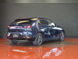【MAZDA3】光の映り込みだけで、「面のうつろい」を表現し、見る場所、時間、天気によりさまざまな表情を見せ、見るたびに「このクルマにして良かった」と思っていただける車です。洗車も楽しくなります。