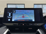 バックガイドモニター付きです。車の後方に小型カメラが付いており、バックする際の後方の様子をモニター上に表示します。