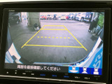 後方の様子とガイド線が画面に表示され、駐車時に周囲の状況を確認する際に便利です。車庫入れや狭い場所での取り回しをサポートし、日常の駐車を助けます。