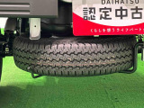 様々な現場で活躍するため,もしもの時の為にスペアタイヤが荷台下に収納されています