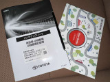 メンテナンスノート、取扱説明書です。 その車の整備記録が事細やかに記録されています。 車が生まれてから今までどのような道を歩んできたのか判るとても重要な物ですよ。