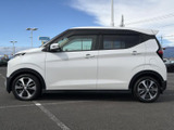 伸びやかな窓まわりと、ボディ側面に走るラインが印象的です。白い車体に黒いルーフや足元が映え、すっきりとまとまった横姿が日常の景色にもなじみます。