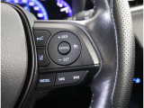 ステアリングスイッチ付き。前方から目を離すことなく操作することが可能です。